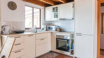 Frigorífico, horno, lavavajillas y trona infantil