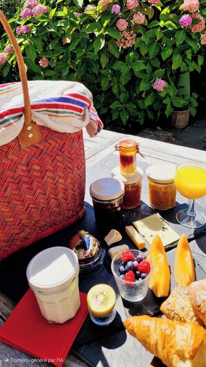 Daily full breakfast (EUR 10 per person) - Les Chambres du Keriolet (La Trinite-sur-Mer)