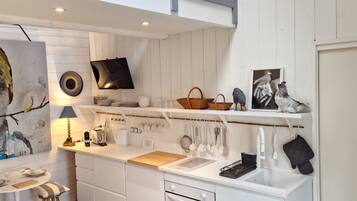 Suite Deluxe, sauna | Cuisine privée | Réfrigérateur, micro-ondes, plaque de cuisson, machine à expresso