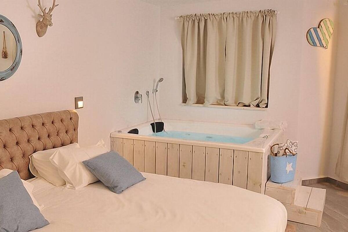 Blackout curtains, free WiFi, bed sheets