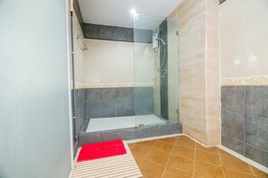 Shower, towels - Huandalha Resort Lumphun (Lamphun)