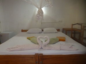 Habitación de lujo con 2 camas individuales | Camas con pillow-top, tabla de planchar con plancha y wifi gratis 