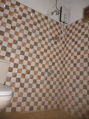 Dusche, kostenlose Toilettenartikel, Haartrockner, Bidet
