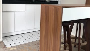 Frigorífico, microondas, placa de cocina y hervidor eléctrico