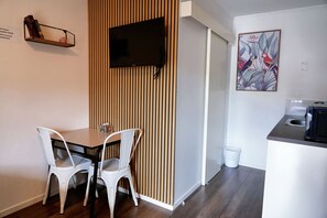 Basic-Studio, 1 Doppelbett, Nichtraucher, Kühlschrank | Wohnbereich