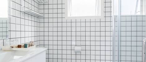 Deluxe Bungalow, Multiple Beds, Kitchen | Bathroom | Shower, rainfall showerhead, free toiletries, hair dryer