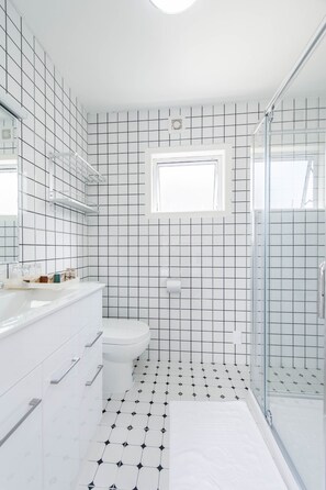 Deluxe Bungalow, Multiple Beds, Kitchen | Bathroom | Shower, rainfall showerhead, free toiletries, hair dryer - Pupuke Manor Motel (Auckland)