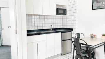 Bungalow Deluxe, varias camas, cocina | Cocina privada | Frigorífico, microondas, placa de cocina y hervidor eléctrico
