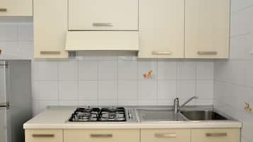 Condo, Multiple Beds (TUCANO 007_2P_C2*) | Private kitchenette | Fridge, stovetop, cookware/dishes/utensils