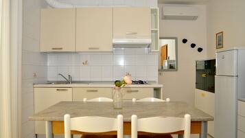 Condo, 1 Double Bed with Sofa bed (TUCANO 006_1P_B*) | Private kitchen | Fridge, stovetop, cookware/dishes/utensils