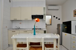 公寓, 1 张双人床和 1 张沙发床 (TUCANO 010_2P_B*) | 私人厨房 | 冰箱、炉灶、厨具/餐具