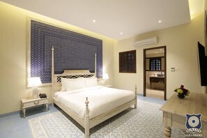 Executive Suite, 1 Queen Bed, Non Smoking | In-room safe, iron/ironing board, bed sheets