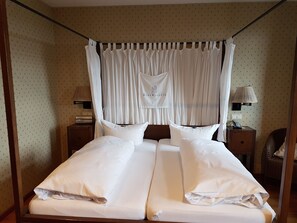 Tallelokero huoneessa, työpöytä, pimennysverhot, silitysrauta/-lauta