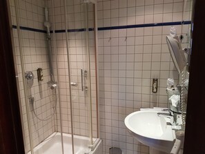 Een douche, gratis toiletartikelen, een haardroger, pantoffels