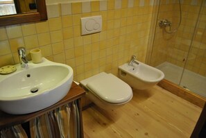 Habitación doble estándar, 1 cama Queen size, para no fumadores | Baño | Regadera, amenidades de baño gratuitas, secadora de cabello, bidet 