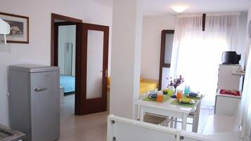 Departamento, 2 habitaciones | Área de sala de estar | Televisión