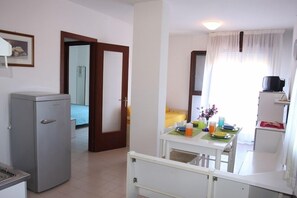 Departamento, 2 habitaciones | Área de sala de estar | Televisión