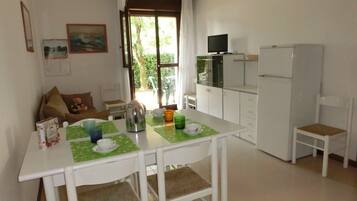 Departamento, 2 habitaciones | Área de sala de estar | Televisión