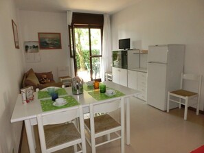 Departamento, 2 habitaciones | Área de sala de estar | Televisión