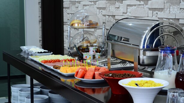 Un buffet proposant une variété de plats et une machine à café.