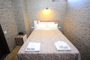 Habitación estándar doble | Minibar, caja fuerte, escritorio y cortinas opacas
