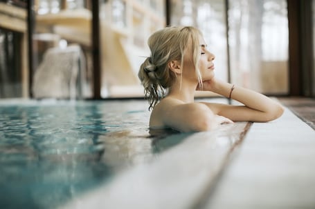 Una piscina al aire libre de temporada