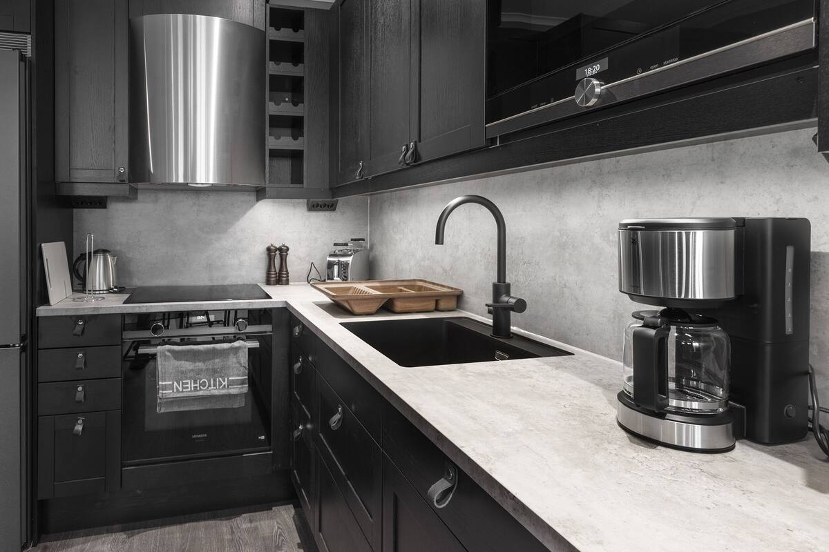 4 bedrooms, desk, blackout curtains, soundproofing