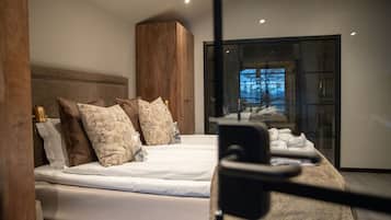 Deluxe Suite, Multiple Beds | 4 bedrooms, desk, blackout curtains, soundproofing