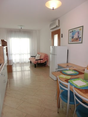 Apartment, 2 Schlafzimmer | Wohnbereich | Fernseher