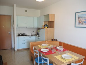 Réfrigérateur, four à micro-ondes, surface de cuisson