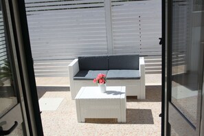 Premium bedding, desk, blackout curtains, free cots/infant beds