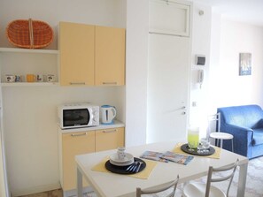 Departamento, 1 habitación | Cocina privada | Refrigerador, parrilla de estufa y utensilios de cocina 