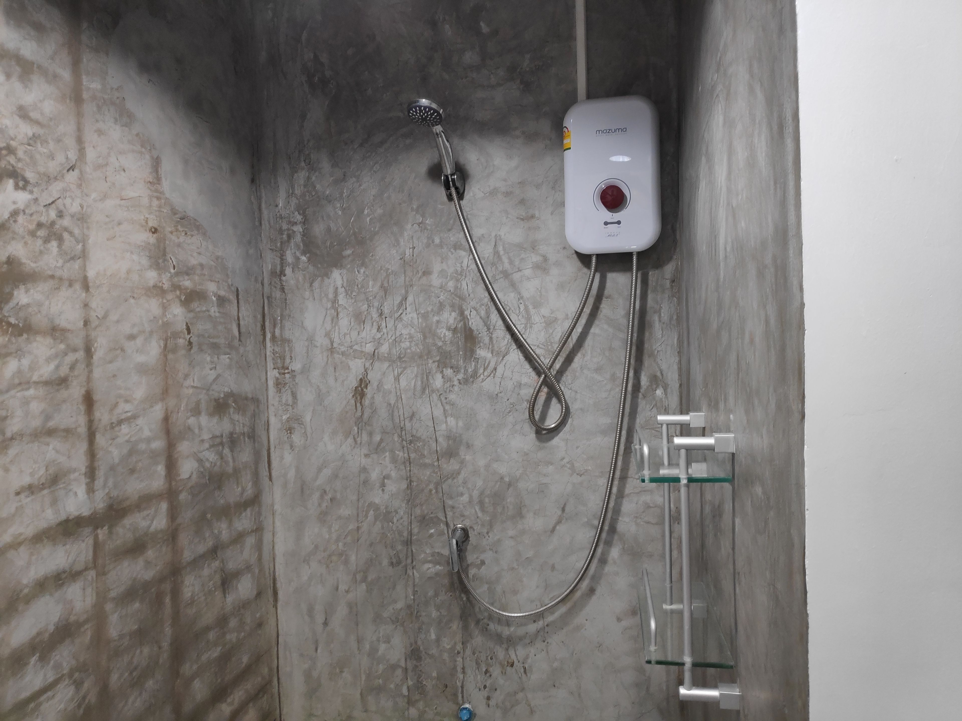 deluxe double room | bathroom shower