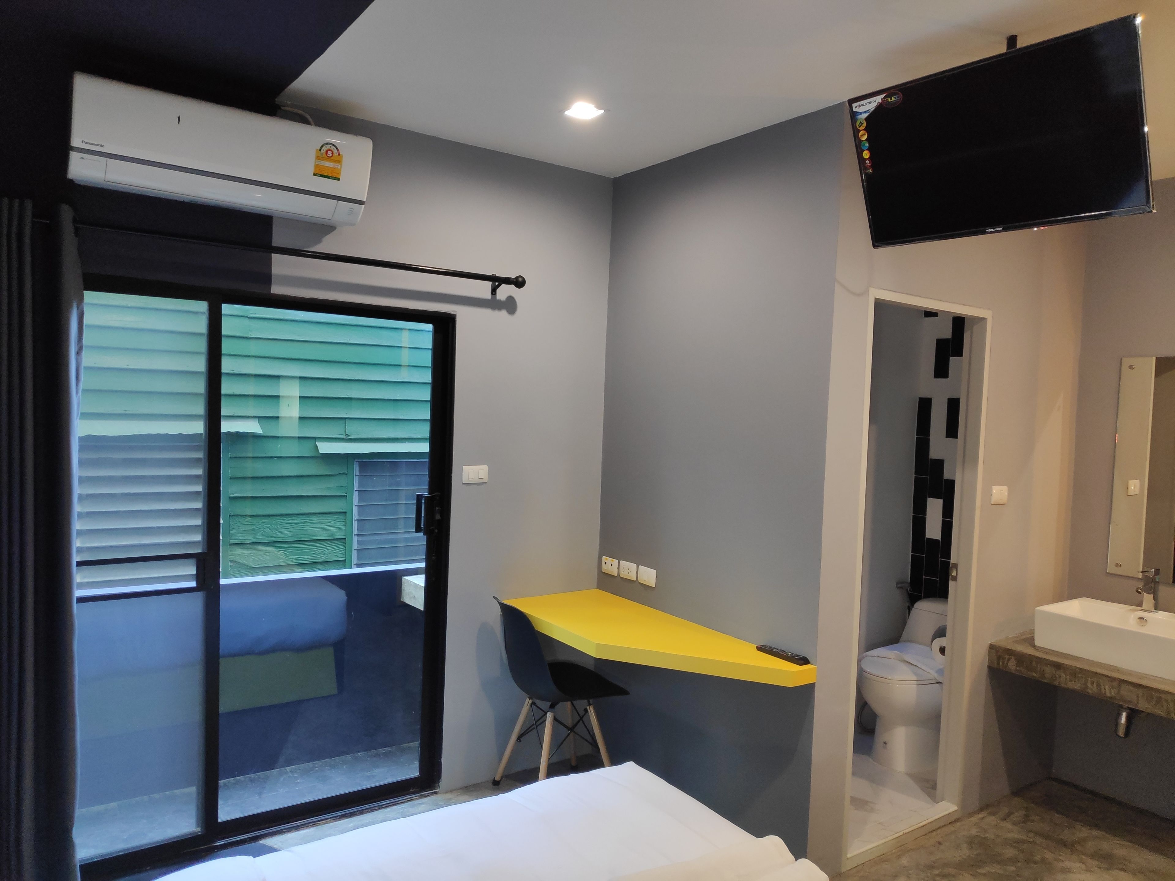 deluxe double room | in-room safe, blackout curtains, free wifi, bed sheets