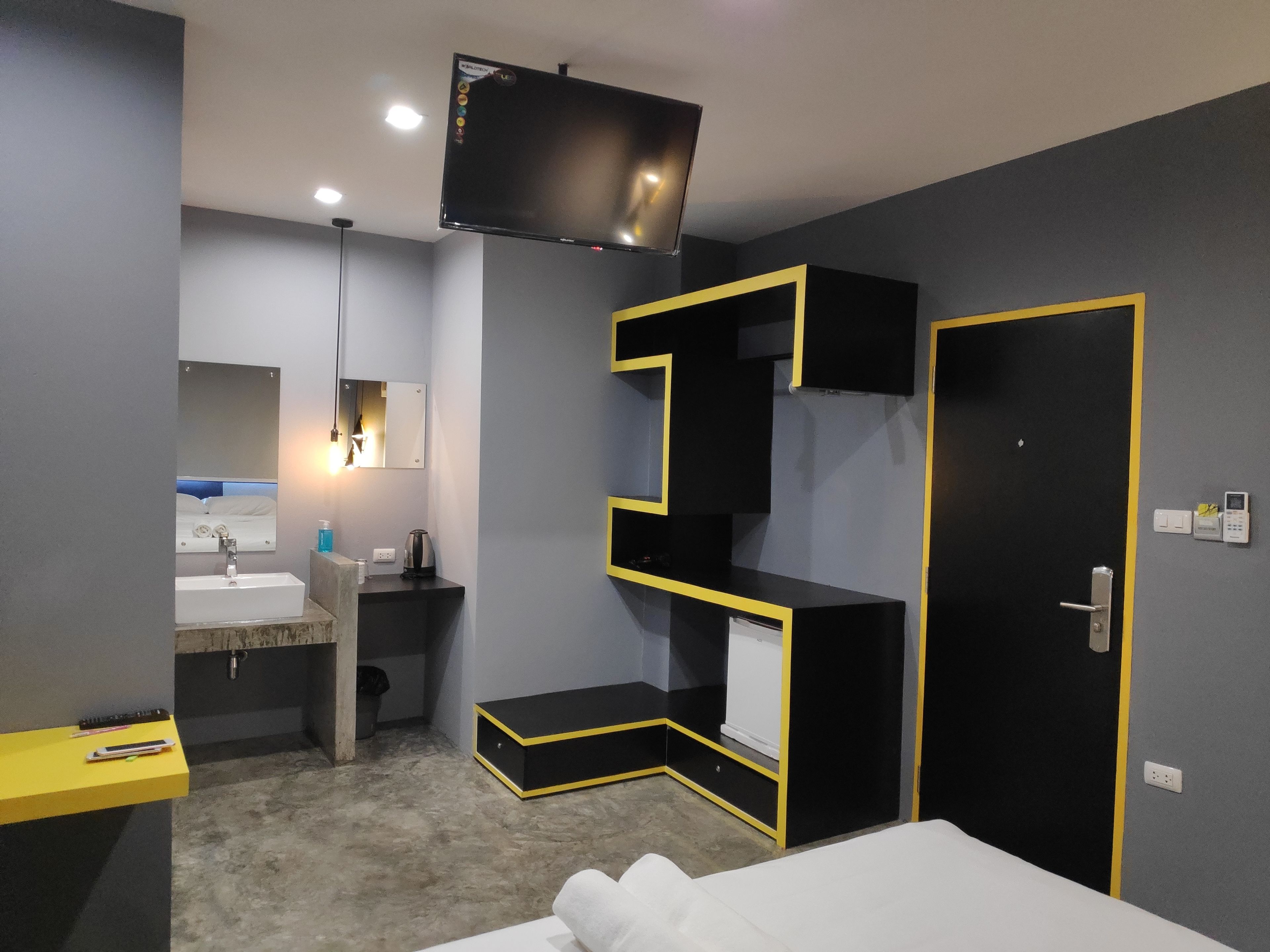 deluxe double room | in-room safe, blackout curtains, free wifi, bed sheets