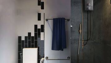 Shower, free toiletries, bidet, towels