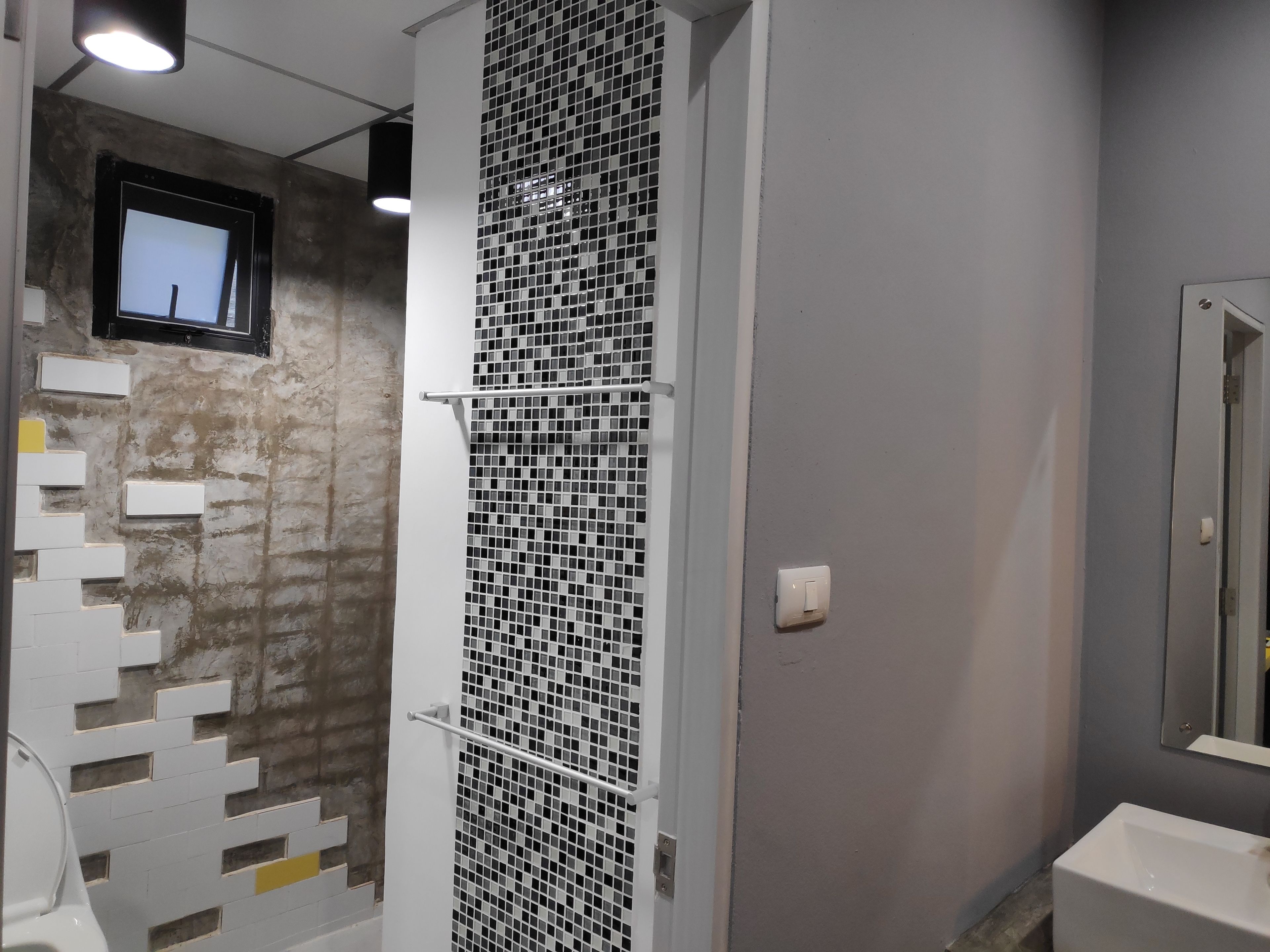 deluxe double room | bathroom | shower, free toiletries, bidet, towels