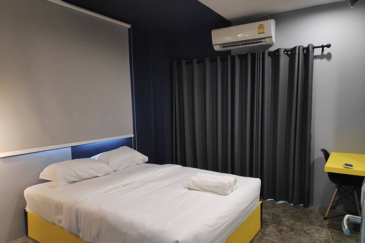 Deluxe Double Room | In-room safe, blackout drapes, WiFi (free), bed sheets