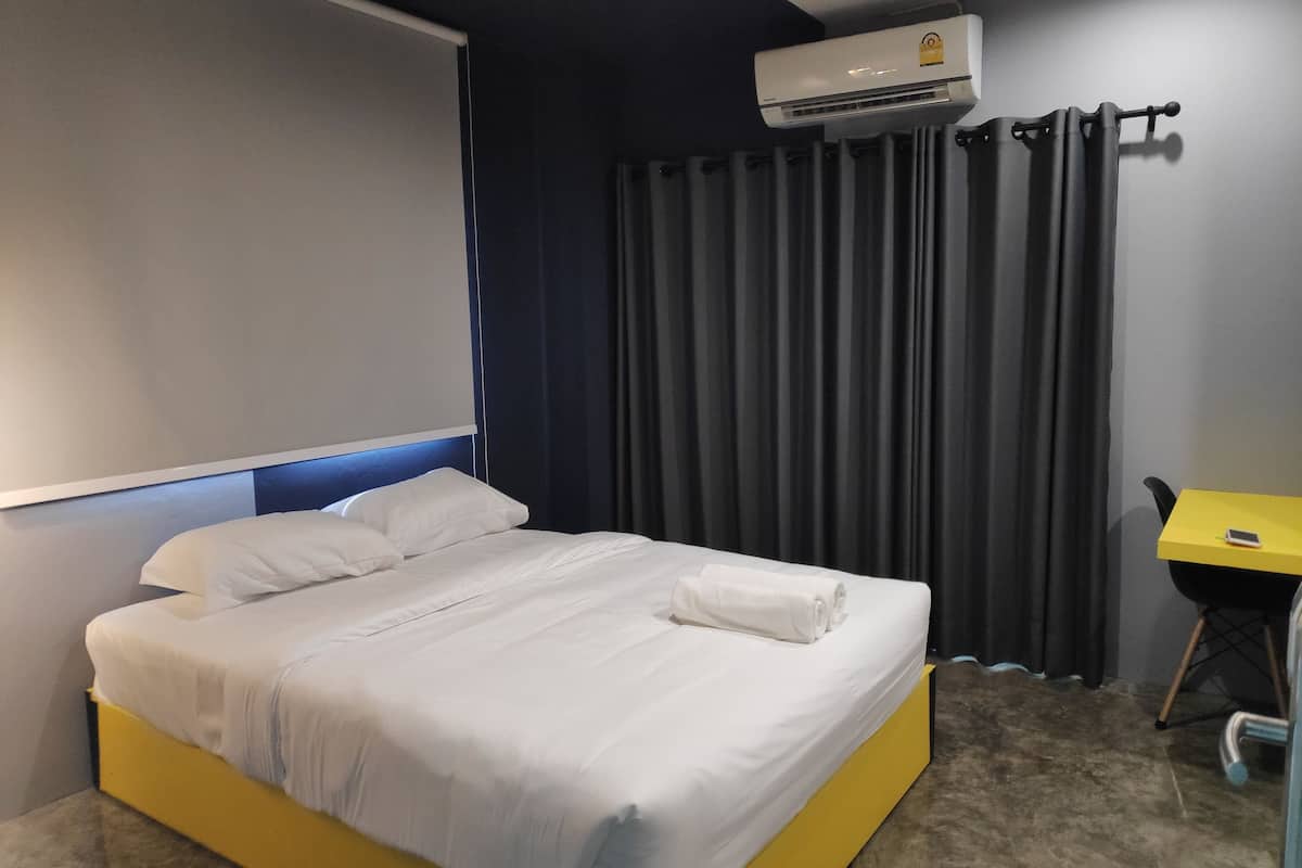 Deluxe Double Room | In-room safe, blackout drapes, free WiFi, bed sheets