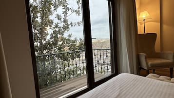 Premium bedding, minibar, desk, laptop workspace