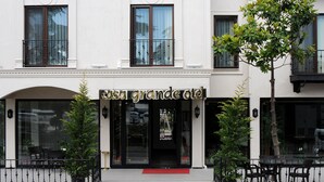A building with a sign reading "Casa Grande Hotel". - Biga Casa Grande Otel (Biga)