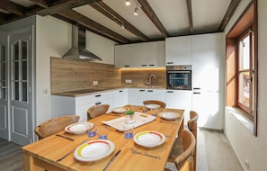 Réfrigérateur, micro-ondes, plaque de cuisson, lave-vaisselle