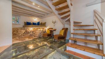 Villa Tradition | Coin séjour | Télévision à écran plat, lecteur de DVD, station d'accueil MP3