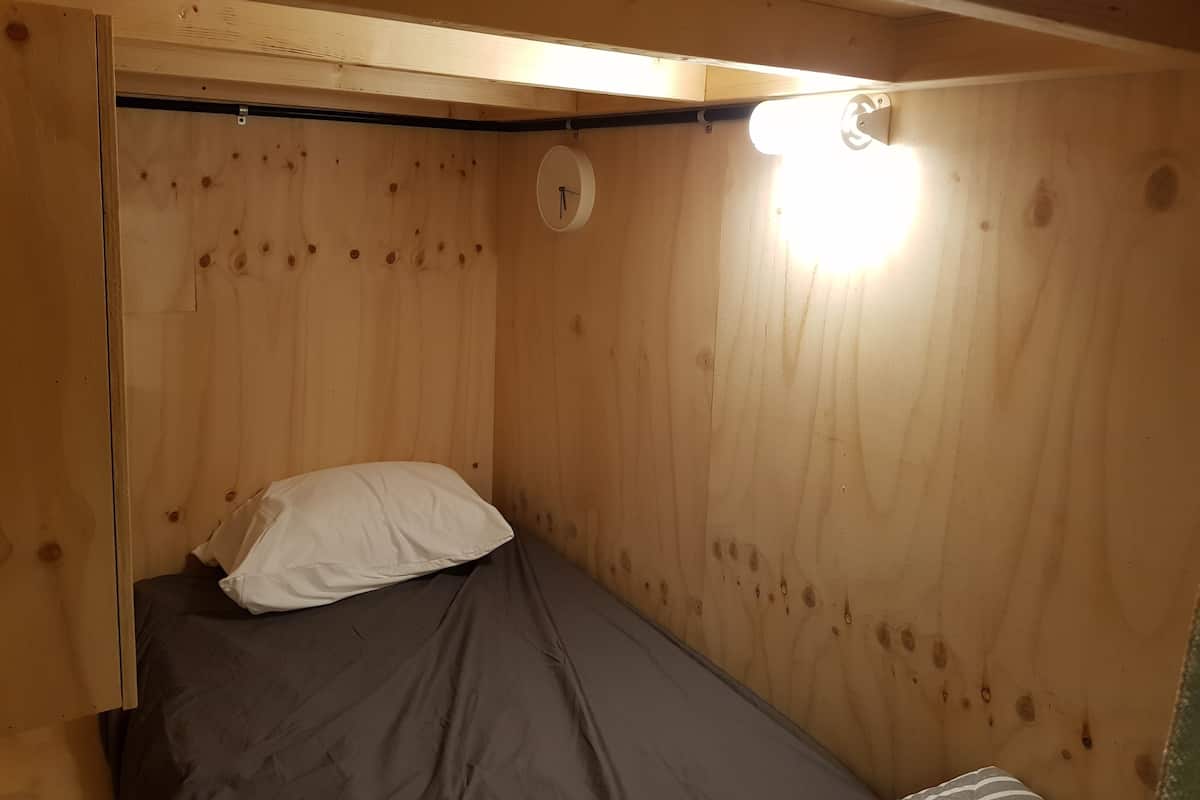 Free WiFi, bed sheets