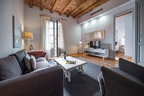 Comfort Apartment, Balcony | Living area | TV - Habitat Apartments Alaia (Barcelona)