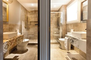 Apartemen Klasik, balkon | Kamar mandi | Shower, pengering rambut, handuk, dan sabun