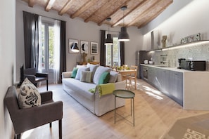Klassiek appartement, balkon | Woonruimte | Een televisie