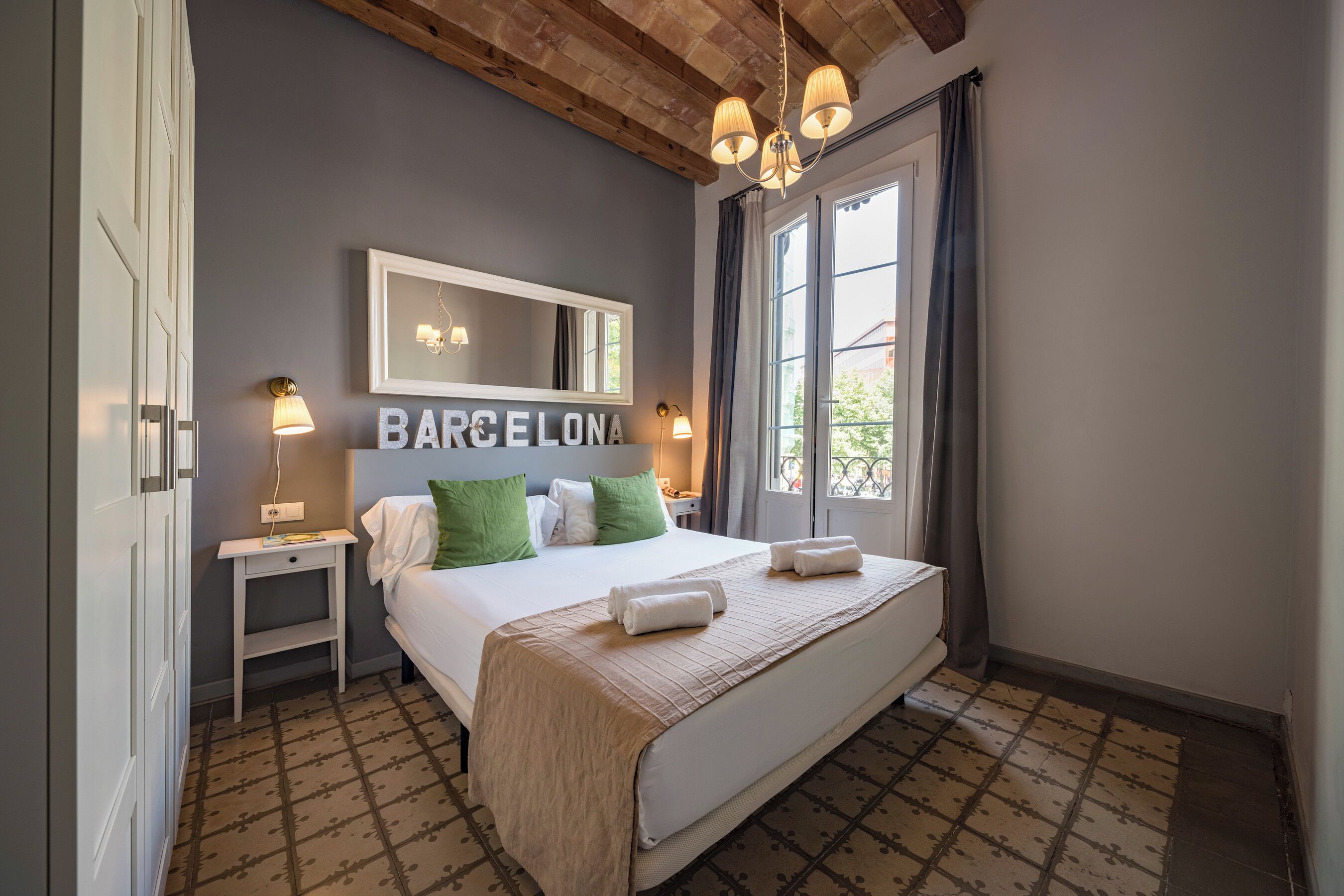 Departamento clásico, balcón | Tabla de planchar con plancha, cuna de viaje y wifi gratis 