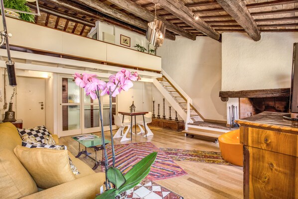 Loft, Stadtblick | Wohnzimmer | Flachbildfernseher, Kamin