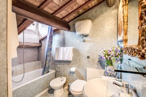 Bathroom - Lungaretta Hidden Gem (Rome)